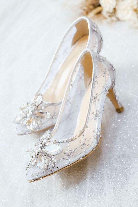 Melayu Wedding, Engagement Look, Wedge Wedding Shoes, Bridal Shoe, Bridal Heels, Friend Anime, Luxury Bridal, Wedding Heels, Bride Shoes