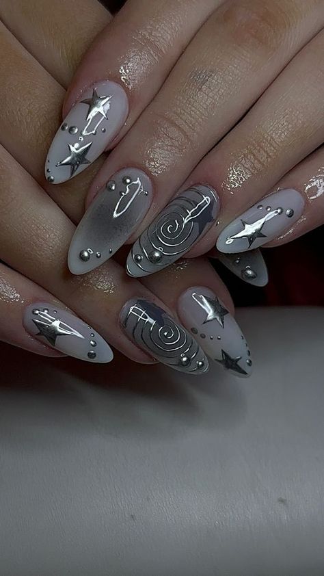 Silver Nails New Years, Silver Nail Designs Almond, Chrome Grey Nails, Grey Aesthetic Nails, New Years Nails Silver, Silver Chrome Nails Designs, Silver Holiday Nails, Silver Nails Acrylic, Starry Nails