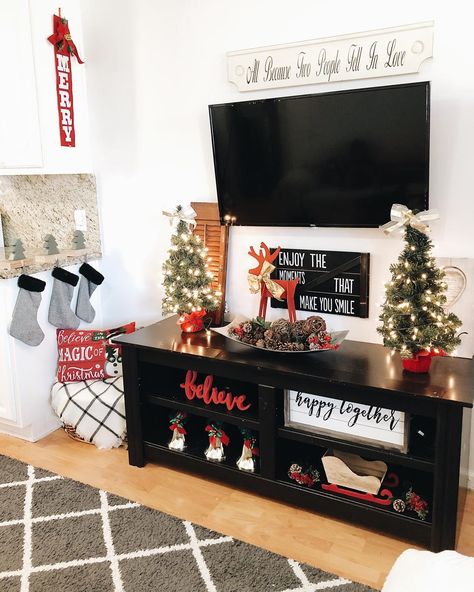 Tv Stand Decor Christmas, Christmas Decoration Tv Stand, Entertainment Center Decor Christmas, Tv Stand Holiday Decor, Christmas Decor Ideas Tv Stand, Simple Tv Stand Christmas Decor, Christmas Decor Ideas For Tv Stand, Tv Stand Garland Christmas, Tv Stand Christmas Decor Ideas