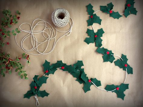 Holly Garland Diy, Felt Holly Garland, Felt Packaging, Flannel Diy, Homemade Garland, Felt Holly, Holly Garland, Flower Fairy Lights, Pinecone Christmas