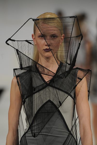 Wearable Architecture - 3D fashion construct with fine detail - structured hollow dress; architectural fashion design // Richard Sun Runway Architecture, Architectural Fashion Design, Wearable Architecture, Structured Fashion, Architectural Fashion, Structural Fashion, Sculptural Fashion, Geometric Fashion, 3d Fashion