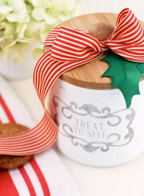 Treat Yo Self DIY Cookie Jar | Add this adorable craft to your kitchen this holiday season! Christmas Ideas Diy Gifts, Diy Cookie Jar, Diy Christmas Cookies, Diy Desktop, Christmas Cookie Jars, Christmas Vinyl, Diy Cookie, Christmas Kitchen Decor, Craft Day