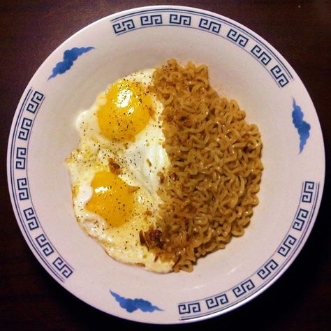 Instant Pancit Canton is a cheap but delicious snack that many Filipinos enjoy. Although good by itself, it is also sometimes eaten with fried eggs or slices of bread. Pancit Canton Aesthetic, Pancit Canton With Egg, Pancit Canton, Filipino Foods, Asian Market, Fried Eggs, Filipino Recipes, Slice Of Bread, Fried Egg