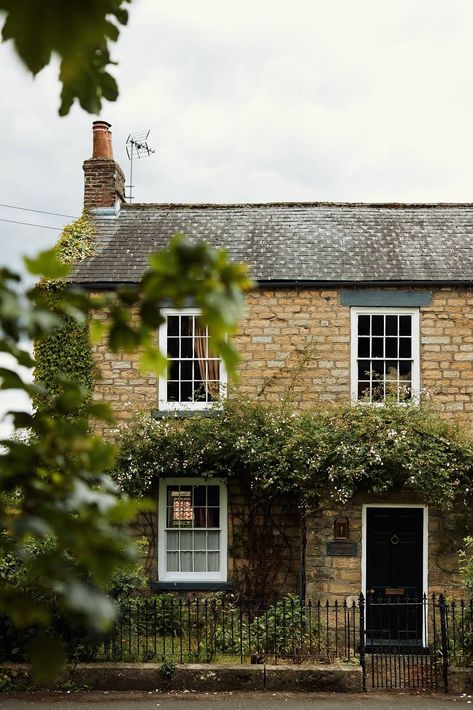 Historical Home Kitchen, Plain English Design, British Cottage Interior, English Cottage Exterior, English Country Interiors, English Cottage Kitchens, Old English Cottage, English Country House Style, Historic Cottage