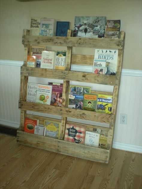 Wood Pallet Display Palette Display, Bookshelf Diy, Pallet Display, Pallet Bookshelf, Diy Bookshelf, Crate Bookshelf, Bookshelf Ideas, Landscaped Garden, Pallet Crates