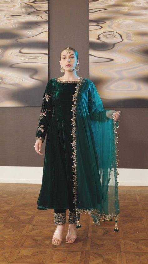 Bottle Green Velvet Dress, Sleeve Work Design, Gulnaaz Fashion, Bottle Green Outfit, Green Classy Dress, Classy Velvet Dress, Velvet Fancy Dress, Valvet Dress, Velvet Anarkali Suits