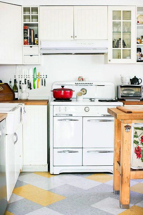 white kitchen cabinet inspiration #kitchentrends Kitchen Cabinet Inspiration, Cleaning Oven Racks, Cabinet Inspiration, Kitchen Cabinet Trends, Vintage Apartment, Retro Tiles, Tile Trends, Flooring Trends, Oven Cleaning