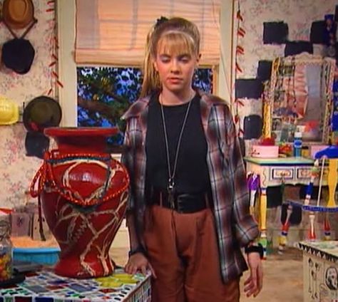 A casual flannel can dress down a pair of belted slacks. Indie Flannel Outfit, Oversized Flannel Outfits, Clarissa Explains It All, Belted Trousers, Med Tech, Flannel Outfits, Anti Fashion, 90s Girl, Hipster Outfits