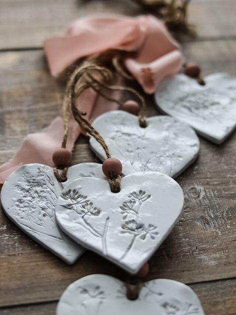 Clay Heart Ornaments, Beginner Ceramics, Dry Clay Ideas, Air Dry Clay Ideas, Bridal Shower Party Favors, Clay Heart, Diy Air Dry Clay, Air Dry Clay Projects, Clay Crafts Air Dry