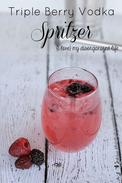 Drinks With Raspberry Vodka, Blackberry Vodka Cocktail, Vodka Spritzer Cocktails, Spritzer Cocktails, Girly Cocktails, Easy Cocktail Recipe, Berry Cocktail, Spritzer Recipes, Raspberry Vodka