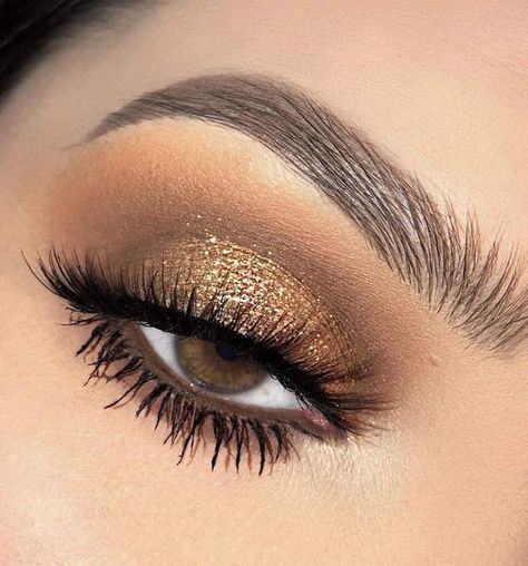 Gold Makeup Looks For Hooded Eyes, Gold Makeup Looks Brown Eyes, Black And Gold Makeup Looks Simple, Gold Eyeshadow Brown Eyes, Easy Gold Makeup Looks, Gold Makeup Looks Simple, Make Up Gold Eyes, Makeup Doré, Make Up Dorado