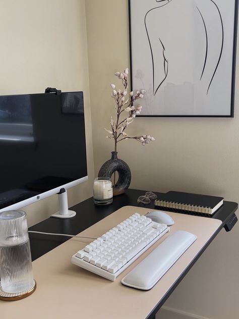 Make Up And Working Desk, Minimalist Office Desk Organization, Minimalist Work Desk Office, Minimalistic Office Desk, Black Office Desk Ideas, Black Desk Inspiration, Office Black Desk Decor, Black Desk Decor Ideas Home Office, Minimalistic Work Desk