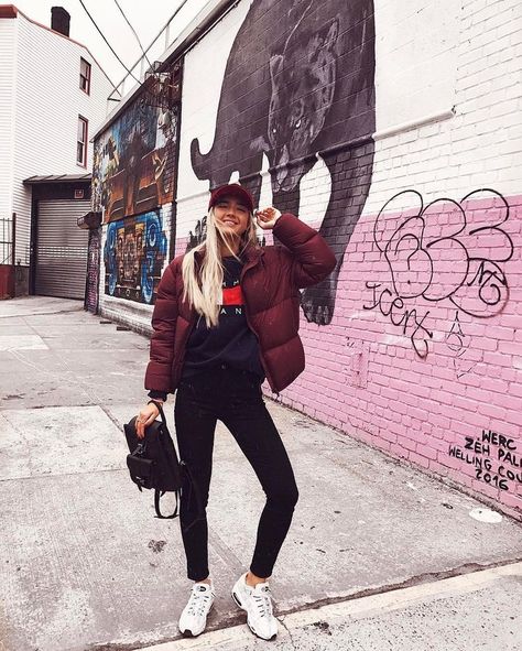 ✕ pinterest: skyllaaarrrr ✕ Maroon Puffer Jacket Outfit, Style A Puffer Jacket, Outfits Women Winter, Dad Outfits, Puffer Jacket Outfit, Winter 22, Winter Street, Streetstyle Fashion, Jacket Outfit