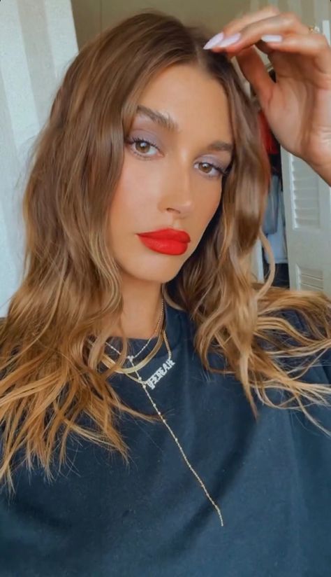 Hailey Baldwin Style, Celebrity Makeup Looks, Red Lip Makeup, Haircut And Color, Hair Color And Cut, Red Lip, Beauty Guru, Ig Stories, Celebrity Makeup