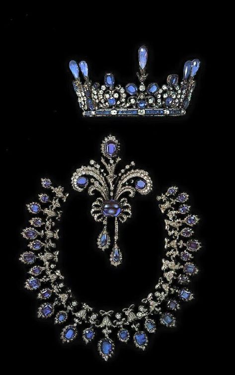 Sapphire Parure, Tiara Headpieces, Tiaras Jewellery, Royal Crowns, Looks Country, Historical Jewellery, Royal Jewels, Royal Jewelry, Crown Jewels