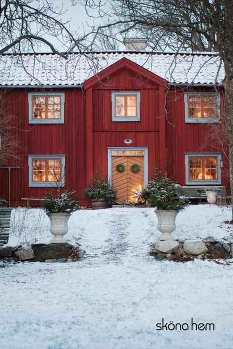 Kom in, kom in! Här bjuds på många idéer för dig som älskar att pynta i adventstid. Ta in naturen i juldekorerandet, häng adventsstjärnor på nya platser, skapa juldukningar med en twist och hitta nya sätt att placera din julgran. Kort och gott – rusta dig för en drömjul! #julpynt #trädgård #dörrkransar Swedish Cabin, Red Houses, Winter Cottage, Swedish House, Red House, Old Farmhouse, Christmas Past, Scandi Style, Christmas House