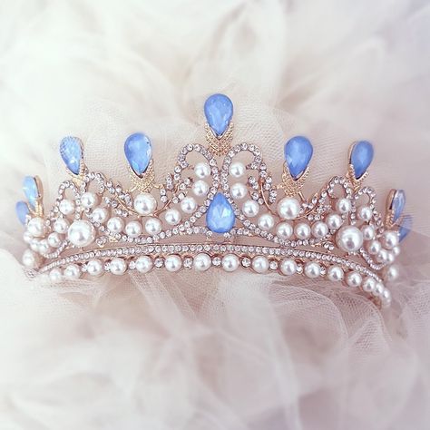 Beautiful vintage Victorian crown with pearls and Blue Swarovski crystals. Perfect for a special occasion. The gold metal and pearls radiate elegance. Also available in silver. Snow Queen Crown, Beautiful Crowns, Rhinestone Wedding Hair Accessories, Slytherin Fashion, Crown Aesthetic, Blue Crown, Gold Tiara, Beautiful Tiaras, Pretty Jewelry Necklaces