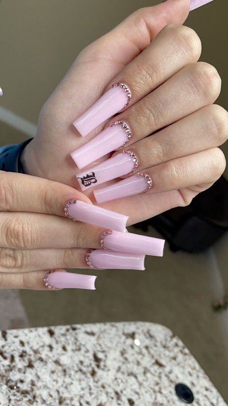 Nails With Initials And Diamonds, Letter B On Acrylic Nails, Light Pink Acrylic Nails With Initial, Acrylic Nails Coffin Initials, Pink Nail Sets With Initial, Cute Nails With Initials On Them, Cute Nails With Initials Long, Long Acrylic Nails With Bf Initials, Nails With The Letter E On Them