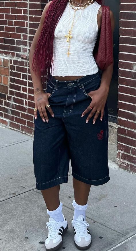 Styling Jorts Summer, Colorful Streetwear Outfits, Summer Outfit Black Women, Jorts Aesthetic, Natural Short Hairstyles, Stylish Tomboy, Top 10 Hairstyles, Pakaian Hipster, Short Hairstyles For Black Women