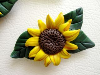 Sunflower Magnets, Clay Sunflowers, Polymer Clay Sunflower, Clay Sunflower, Sculpey Ideas, Salt Dough Crafts, Polymer Clay Cane Tutorial, Diy Magnets, Clay Magnets