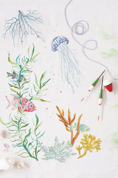 Méduses et poissons font la part belle à la broderie. Animals Embroidery, Clothes Art, Fibres Textiles, Animal Embroidery, Tat Ideas, Print Inspiration, Art Textile, Punch Needle, Marie Claire