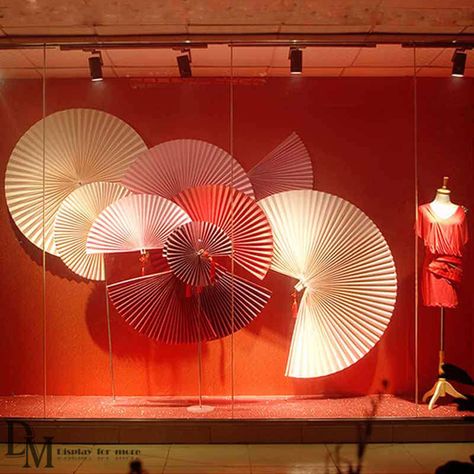 Fashion Window Display, Window Display Retail, Store Window Displays, Visual Merchandising Displays, Window Display Design, Chinese Decor, Paper Fan, Chinese New Year Decorations, Display Furniture