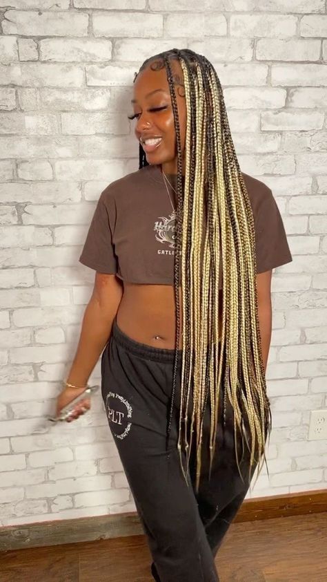 Braided Hairstyles With Blonde, Brown Peekaboo Braids With Curls, Knotless Thigh Length, Ugly Braids, Colors Braids, Brown Box Braids, Medium Knotless, Colored Box Braids, Blonde Box Braids