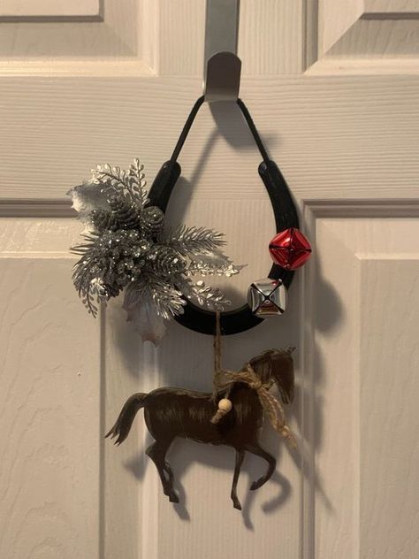 Decorated with two bells to ring with cheer, a trotting horse and Christmas decorations. Has a latigo lace strap to hang with. Horse Ornaments Diy, Western Christmas Decorations, Decorated Horse, Trotting Horse, Horseshoe Crafts Projects, Horse Christmas Ornament, Western Crafts, Horseshoe Decor, Christmas Horses