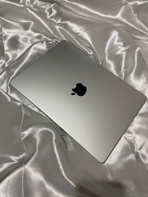 Mac Book Silver, Silver Laptop Aesthetic, Silver Macbook Pro, Macbook Silver Aesthetic, Silver Macbook Air Aesthetic, Macbook Pro Snap, Mac Book Air Aesthetic, Apple Macbook Aesthetic, University Wishlist