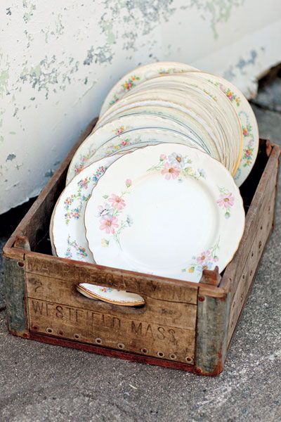 Use mix-and-match china at your wedding for a fun shabby-chic vibe Vintage China Wedding, Vintage Party Decorations, Cocina Shabby Chic, Mismatched Plates, Mismatched China, Decoration Shabby, Vintage Wedding Theme, Shabby Chic Wedding, Chic Kitchen