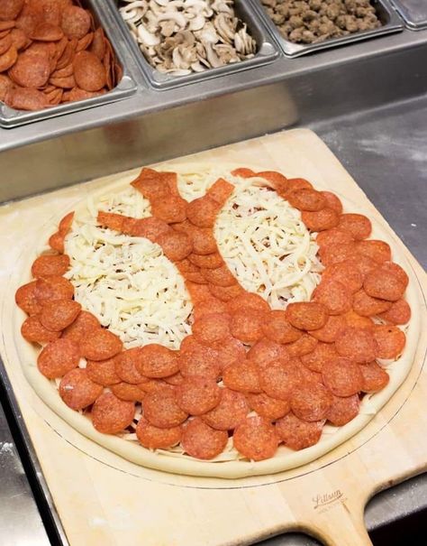 Star Wars Pizza, Star Wars Dinner, Star Wars Themed Food, Star Wars Snacks, Star Wars Party Food, Star Wars Food, Local Pizza, Cool Pics, Star Wars Birthday Party