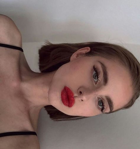 Beauty Make-up, Foto Poses, Makeup Goals, Dark Brown Hair, Red Lipstick, Grunge Hair, Pretty Makeup, Aesthetic Makeup, Beauty Make Up