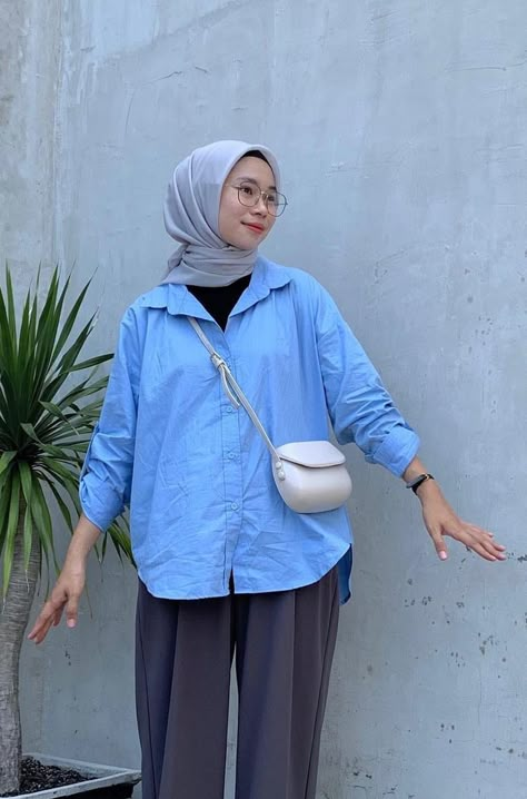 Kemeja Biru Ootd Hijab Ootd Warna Denim, Simple Outfits Hijab, Blue Denim Outfits, Outfit Hijab Ideas, Foto Ootd, Kemeja Denim, Blue Hijab, Pashmina Style, Pashmina Hijab