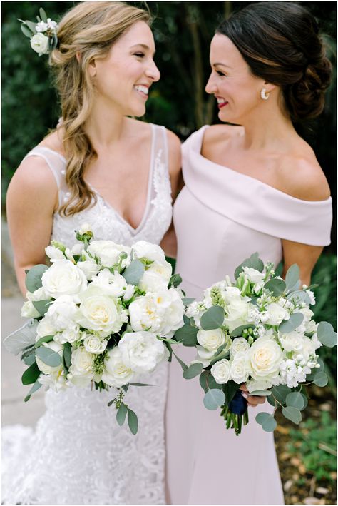 White And Greenery Bridesmaid Bouquet, Bouquet With Green Dress, White Green Wedding Bouquet, Bouquet Shapes, Greenery Wedding Bouquet, Bridesmaid Bouquet White, Fig Cake, Eucalyptus Bouquet, Garden Theme Wedding