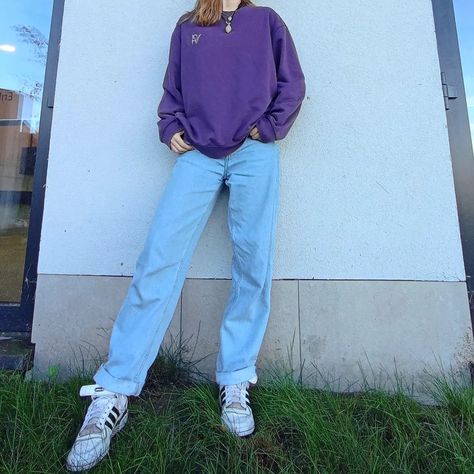 Purple Crewneck Outfit, Purple Shirt Outfit Women, Purple Shirt Aesthetic, Purple Hoodie Outfit, Light Purple Shirt, Zipper Outfit, Crewneck Outfit, Outfit Reference, Jeans And Hoodie