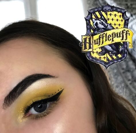 @makeupchloo hufflepuff makeup Hufflepuff Inspired Makeup, Harry Potter Makeup Looks Hufflepuff, Hufflepuff Hairstyles, Hufflepuff Makeup Looks, Make Up Looks Halloween, Harry Potter Makeup Looks, Hogwarts Makeup, Hufflepuff Makeup, Hufflepuff Cosplay