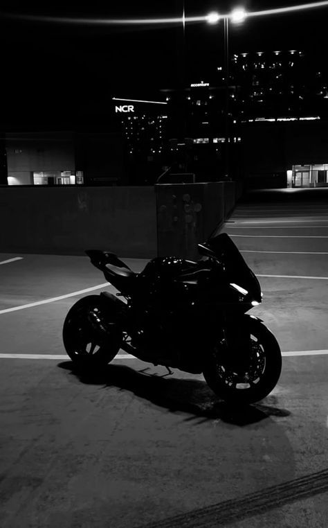 Black Motorcycle Aesthetic Wallpaper, Dark Motorcycle Wallpaper, Motorcycle City Night Aesthetic, Motorcycle Background Wallpapers, Black Motorbike Aesthetic, Black Motorcycle Wallpaper, Kawasaki Aesthetic, Yamaha R7 Black, Black Motorcycle Aesthetic