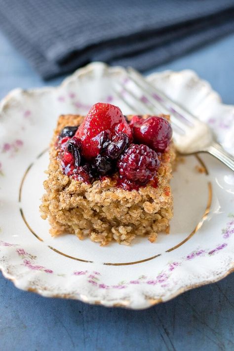 This is a fun way to serve up porridge, and you can make it ahead of time. The outside gets crispy and the inside stays soft and fluffy. It will keep in the fridge for up to 4 days. Serve cold or warm. Breakfast Ideas For A Group, Baked Oats Tiktok, Easy Baked Oats, Breakfast For The Week, Vegan Baked Oatmeal, Veggie Desserts, Best Breakfast Ideas, Cinnamon Breakfast, Oat Recipes