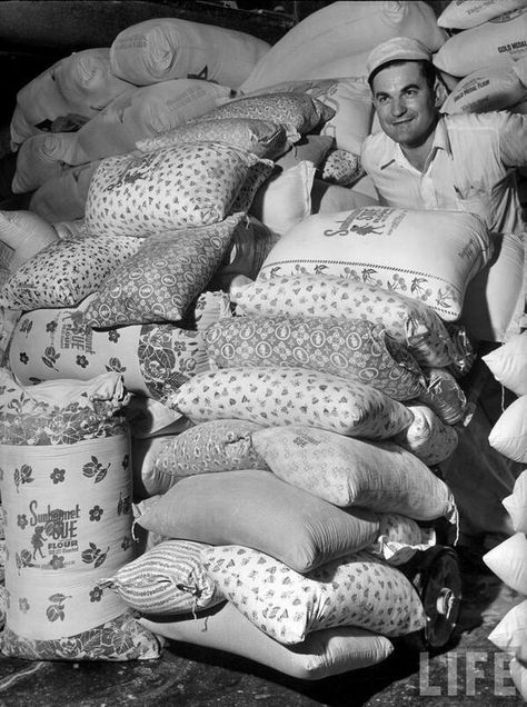 When they realized women were using sacks to make clothes for their kids, flour mills started using flowered fabric . - Imgur Sack Dress, Make Clothes, Bonnie Clyde, Harbin, We Are The World, Feed Sacks, Interesting History, Flour Sack, Faith In Humanity