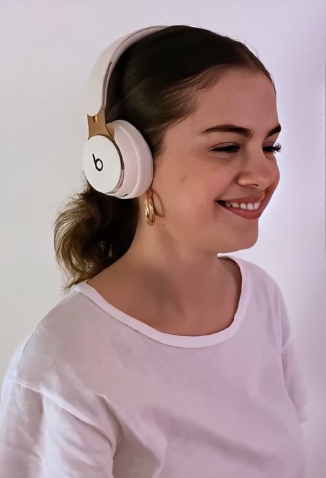 Selena Gomez Selena Gomez Friends, Selena Gomez With Fans, Selena Gomez Music, Look At Her Now, Alex Russo, Selena Gomez Cute, Headphones Earbuds, Barney & Friends, Selena Gomez Photos