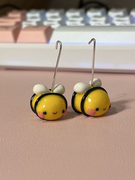 Polymer Clay Honey Bee, Clay Honey Bee, Cute Animal Clay Sculptures, Simple Clay Art Ideas, Small Clay Keychains, Bee Pottery Ideas, Bee Clay Art, Clay Charm Ideas Easy, Clay Earing Idea