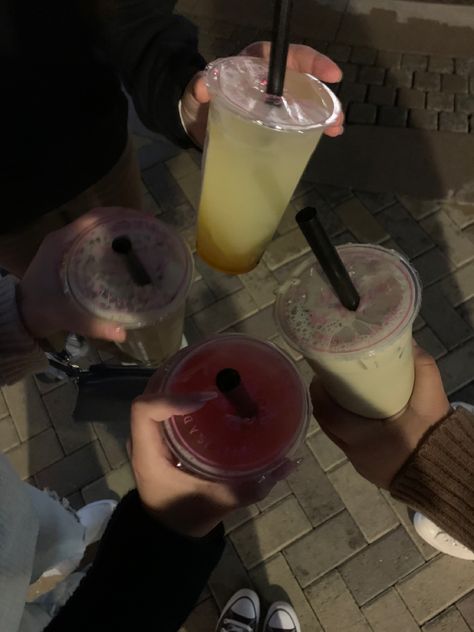 #friends #boba #food Big Friends Group, Boba With Friends, Big Friends, Friends Group, In Car, Bubble Tea, Bubbles, With Friends