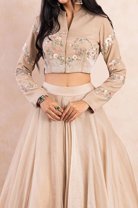 Lengha Sleeve Design, Blouse Western Style, Lehnga Jacket Designs, Crop Top On Lehenga, Blouse Lengha Design, Blouse And Lehenga Designs, Collar Lehenga Blouse, New Lehenga Blouse Design, Jacket Style Blouses For Lehenga