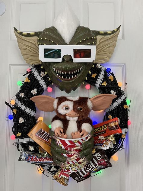 Funny Wreath Ideas, Gremlins Birthday Party, Gremlin Themed Party, Gremlins Party, Gremlin Christmas Tree, Gremlin Christmas Decorations, Funny Christmas Wreaths, Horror Christmas Decorations, Gremlins Christmas Tree