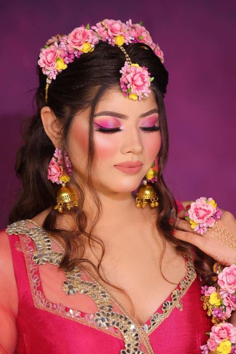 #meenakshiduttmakeovers #mehendi #makeuplooks #mehndi #spring #indianwedding#makeupartist #MakeupArtist #MakeupLovers#hdmakeup #dewymakeup #makeupcourses #bestmakeupcourses #makeupcoursesindelhi #makeupacademy #bestmakeupacademy #makeupclasses Haldi Mehendi Makeup Look, Mehandi Makeup, Haldi Makeup, Mehndi Makeup, For Eye Makeup, Best Makeup Artist, Bride Makeup, Delhi Ncr, Best Makeup