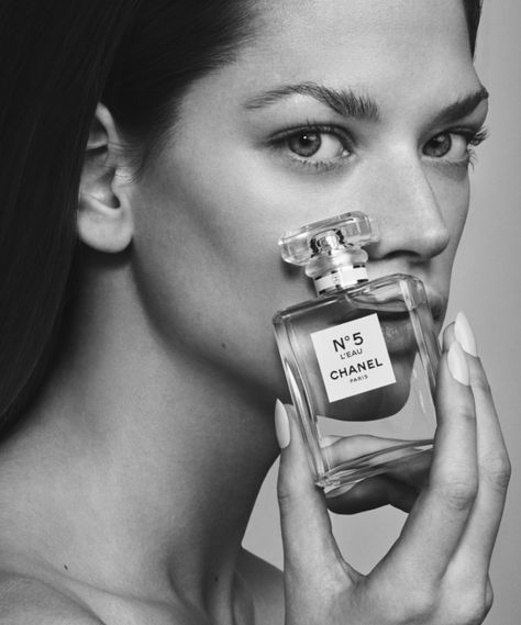 Promotional Photoshoot Ideas, Perfume Editorial Photography, Perfume Shoot Ideas, Chanel Perfume Photography, Perfume Photoshoot Ideas, Perfume Photography Model, Parfume Photoshoot Ideas, Fragrance Photoshoot, Perfume Editorial