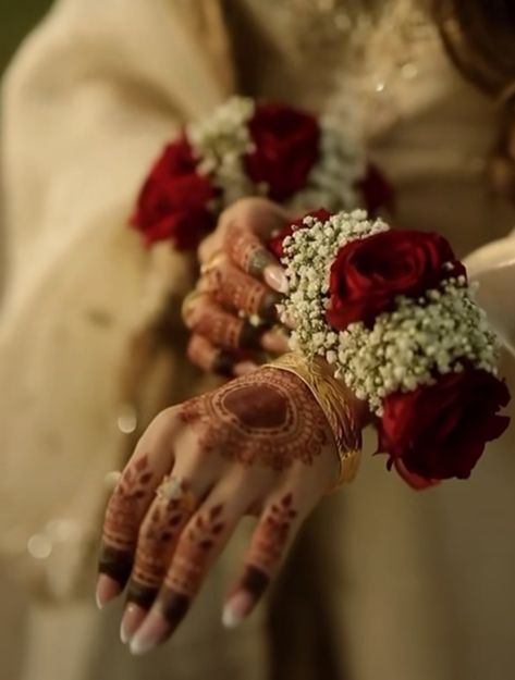 Hand Gajra For Bride, Hand Gajra, Flower Jewellery For Mehndi, Muslim Wedding Photography, Muslim Brides, Front Page Design, Beautiful Photoshoot Ideas, Full Mehndi Designs, Bridal Poses