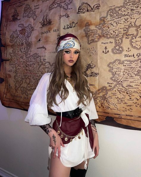 Pirate Theme Costume Ideas, Bartender Halloween Costumes, Pirate Costume Hair, Pirate Inspired Outfits, Air Costume, Badass Halloween Costumes, Costume Pirate, Hot Halloween Outfits, Pirate Halloween Costumes