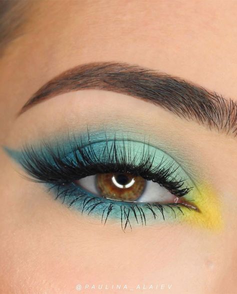 Celebrate the new season of being outside again with a non-boring beauty look you’ll want to show off to strangers. Try this blue and... Makeup To Try, Trendy Eye Makeup, Make Up Yeux, Brown Smokey Eye Makeup, Brown Smokey Eye, Maquillage On Fleek, Blue Eyeshadow Looks, Brown Smokey, Bold Makeup Looks