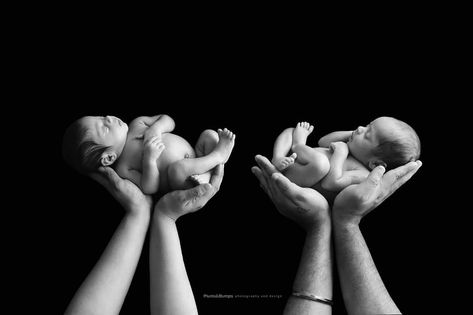 Newborn twins photo ideas Twin Monthly Photo Ideas, Twin Baby Photoshoot, Babyshoot Ideas, Newborn Twin Photos, Twin Baby Photography, Twin Newborn, Twin Photos, Newborn Twins, Monthly Photos